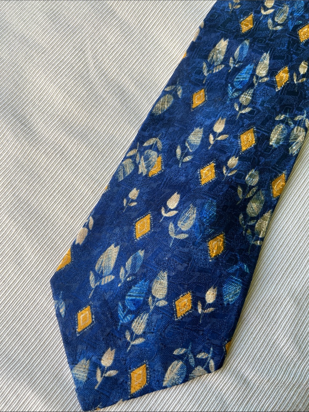 Geoffrey Beene Scandinavian tulip diamond blues silk Floral-Pattern Men's Tie